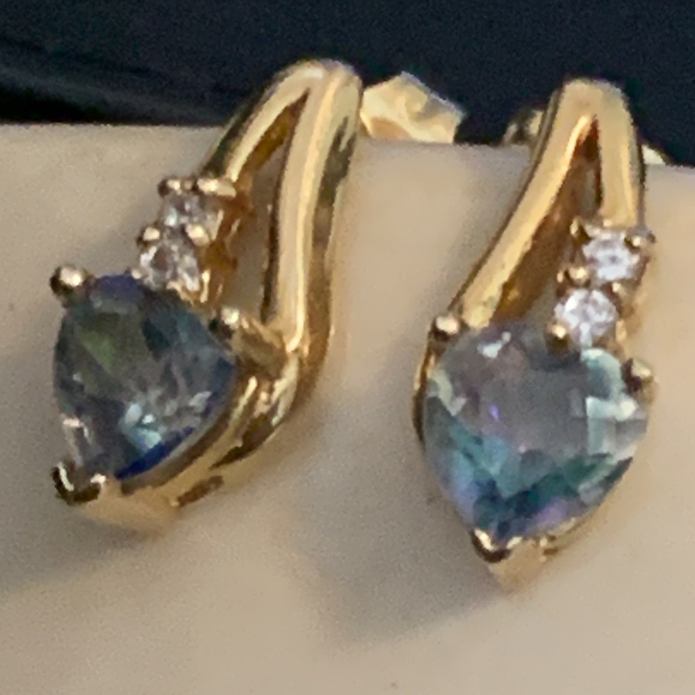 10k gold  alexandrite earrings.
Color change alexandrite